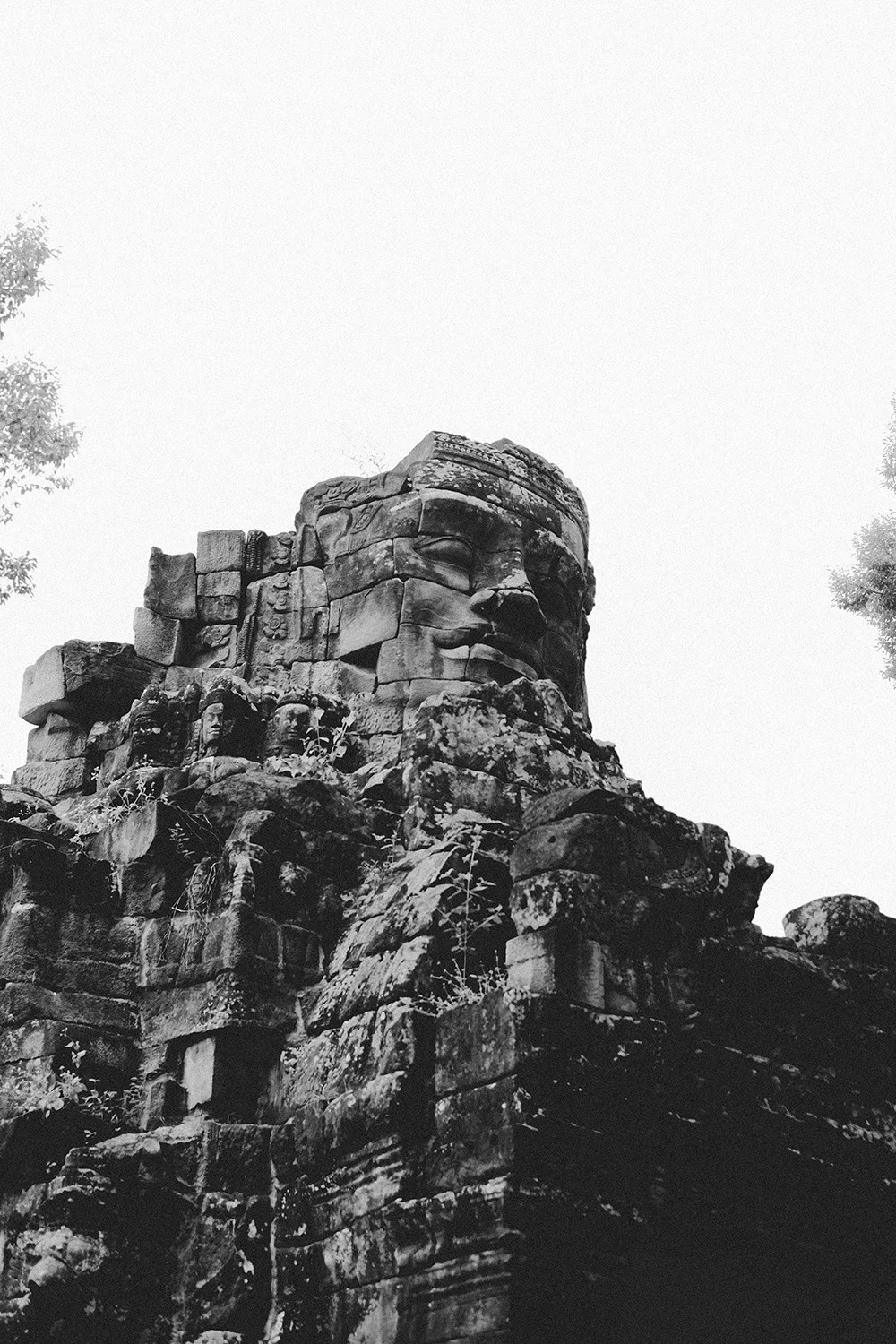 Территория Ангкор-Вата — башни, галереи, толпы туристов, отдалённые углы